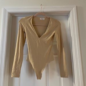 Babaton (Aritzia) - v neck contour bodysuit - nude - size xs